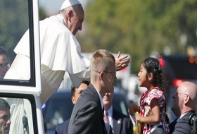 Papa Francisco bendice a ni&ntilde;a Oaxaque&ntilde;a