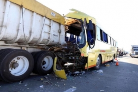 Impacta cami&oacute;n de pasajeros