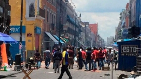 Ambulantes y polic&iacute;as se dieron con todo en Puebla