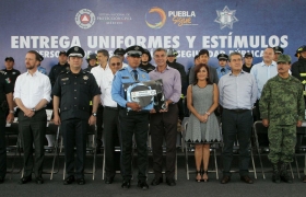  Tambi&eacute;n se dieron becas a hijos de polic&iacute;as