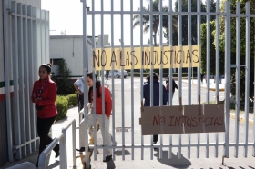 Realizan protesta de brazos ca&iacute;dos  