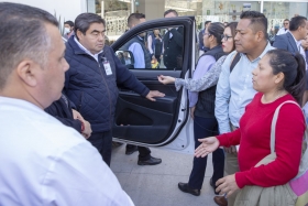 Acudi&oacute; al HNP para dialogar con los padres de los menores afectados   