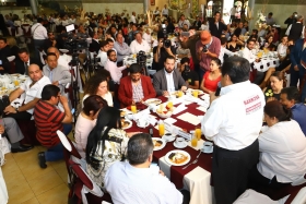 Se re&uacute;ne el abanderado de Morena con micro, peque&ntilde;os y medianos empresarios 