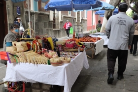 Se instalan&nbsp;artesanos y comerciantes de antig&uuml;edades.