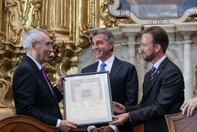 Entregaron la Clavis Palafoxiana y la Copia de la C&eacute;dula Real de Puebla al Doctor Luis Fernando Aguila