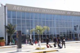 Pasajero chino arrib&oacute; en el aeropuerto de Puebla    