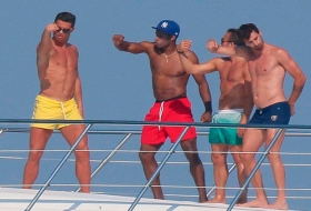 Cristiano Ronaldo mostr&aacute;ndose  muy cari&ntilde;oso con sus amigos en sus vacaciones