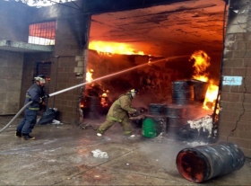 Se incendia f&aacute;brica