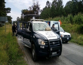 Agreden a polic&iacute;as y son detenidos