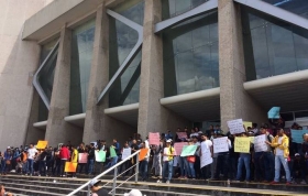 Impiden que la ciudadan&iacute;a ingrese al inmueble.