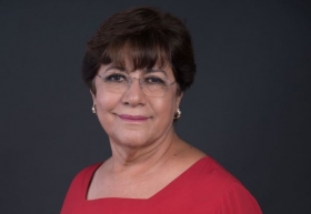 Tan&uacute;s calla a Claudia; la feminista real sobre la simuladora