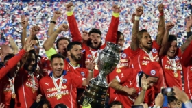 Selecci&oacute;n de Chile levantando el trofeo en 2015