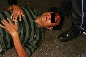 Uno de los sujetos qued&oacute; tendido semidesnudo y golpeado 