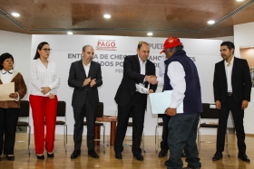Entreg&oacute; 33 cheques a poblanos defraudados por casas de ahorro insolventes,