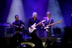   Miles de personas se reunieron para vivir una noche llena de m&uacute;sica y magia; integrantes de la Filarm&oacute;nica 5 de Mayo acompa&ntilde;aron a los rockeros