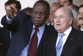 Issa Hayatou presidir&aacute; la FIFA