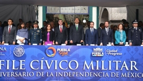 Tambi&eacute;n desfilaron 14 mil 500 alumnos, mil 550 docentes y personal de apoyo de 60 escuelas