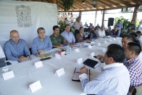 En la reuni&oacute;n participaron funcionarios estatales y representantes de la 25 zona militar