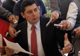 Cuestion&oacute; y arremeti&oacute; contra  Camacho Quiroz  por promover  su expulsi&oacute;n con bancada priista