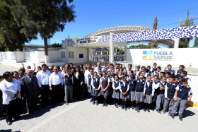 Otorg&oacute; tabletas electr&oacute;nicas a estudiantes destacados del nivel medio superior y superior, certificados de primaria y secundaria a adultos