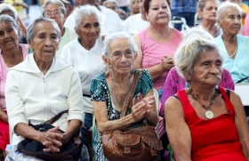 Cambia la edad para que adultos mayores reciban pensi&oacute;n.