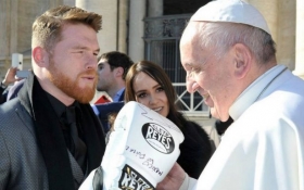 &lsquo;Canelo&rsquo; se encuentra con el Papa
