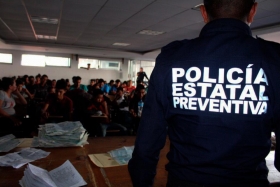 Fueron trasladados al cuartel de la polic&iacute;a estatal   