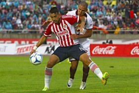  Chivas construy&oacute; una muralla con la entrada de Jair Pereira
