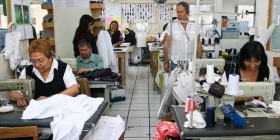 Trabajar m&aacute;s para comprar la canasta alimentaria