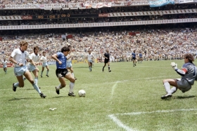 Maradona enfrenta al portero ingl&eacute;s Shilton