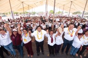 En cada regi&oacute;n habr&aacute; un hospital, un campus universitario y desarrollo en el campo 