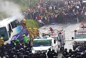 Profesores de la Coordinadora Nacional de Trabajadores de la Educaci&oacute;n se enfrentaron con polic&iacute;as federales y estatales en Tuxtla Guti&eacute;rrez