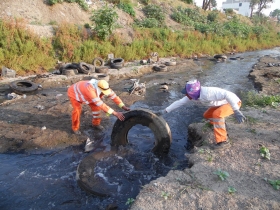 La SISP efectu&oacute; limpieza y desazolve con maquinaria en el vaso regulador Puente Negro