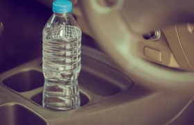 No tomes el agua de la botella que olvidaste en el coche por m&aacute;s de tres d&iacute;as.