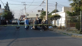 Uno de los cuerpos qued&oacute; bajo un tractor 