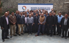 Al reunirse con presidentes municipales de la regi&oacute;n, propuso establecer una agenda coordinada