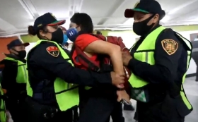Destituyen a director de Polic&iacute;a Bancaria por agresi&oacute;n a fotoperiodistas