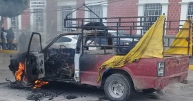 Pobladores de los Reyes de Ju&aacute;rez han implementado acciones de linchamiento, quemaron el veh&iacute;culo del presunto ladr&oacute;n