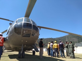 Helic&oacute;ptero de la SEMAR auxilia en las labores 
