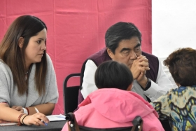 El gobernador Miguel Barbosa Huerta recibi&oacute; a m&aacute;s de 369 poblanos