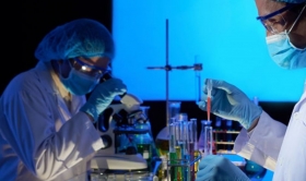Reino Unido estudia combinaci&oacute;n de vacunas contra COVID de Pfizer y AstraZeneca