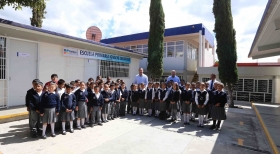 El mandatario tambi&eacute;n entreg&oacute; certificados de educaci&oacute;n b&aacute;sica a adultos y paquetes para reci&eacute;n nacidos