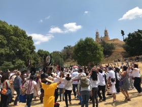 Personas acuden a la Pir&aacute;mide de Cholula a recibir la energ&iacute;a del sol y el equinoccio de primavera