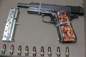 Manejaba un veh&iacute;culo con reporte de robo y llevaba un arma de fuego abastecida con nueve cartuchos &uacute;tiles
