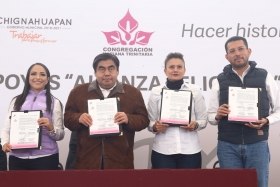 En Chignahuapan, el mandatario entreg&oacute; tinacos, sillas de ruedas, as&iacute; como escrituras