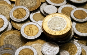 El d&oacute;lar se vende en 18.5609 pesos.