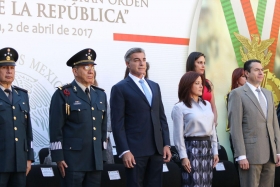 Miles de poblanos asistieron al desfile conmemorativo en el Z&oacute;calo de Puebla y el Centro Hist&oacute;rico