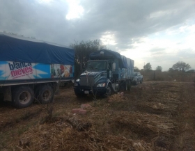 Recuperan mercanc&iacute;a y tr&aacute;iler robado