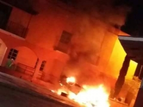 Pobladores incendiaron  un veh&iacute;culo oficial