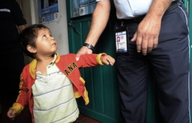Detenciones coincide con la crisis&rsquo; de ni&ntilde;os migrantes de Estados Unidos.